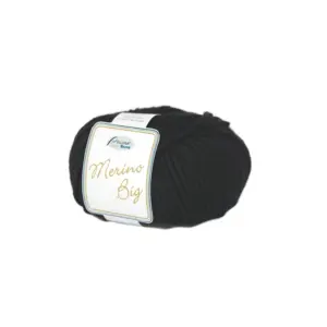 Schwarze Merino Big Wolle in einem runden Knäuel mit einem Etikett, das den Namen und die Marke zeigt.