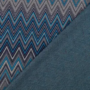 Stoffmuster mit Zickzack-Muster in verschiedenen Blau- und Grautönen, kombiniert mit einfarbigem blauen Stoff.