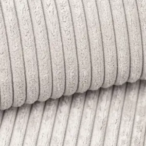 Breitcord-Stoff in hellgrauer Farbe mit gleichmäßigen, vertikalen Rillen und weicher Textur.