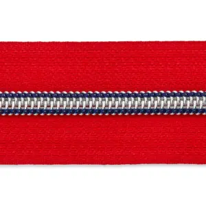 Endlosreißverschluss in Rot mit silberner Metallzahnreihe und blauen Akzenten auf einem Textilband.