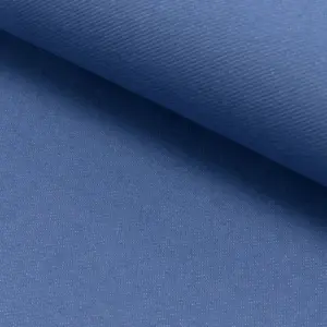 Blauer Jeans-Jersey-Stoff mit feiner Struktur, der aufgerollt ist und eine gleichmäßige Oberfläche zeigt.