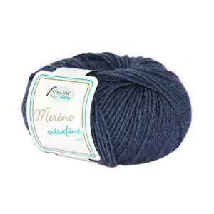 Garnknäuel aus Merino Extrafine in dunkler blauer Farbe mit Etikett, das die Eigenschaften des Garns beschreibt.