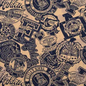 Stoffmuster aus bedrucktem French Terry mit verschiedenen sportlichen Emblemen und Jahreszahlen in Blau auf hellem Hintergrund.