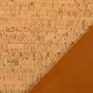 Korkstoff mit einer braunen, glatten Oberfläche, die an einer Ecke sichtbar ist, zeigt die natürliche Textur des Materials.