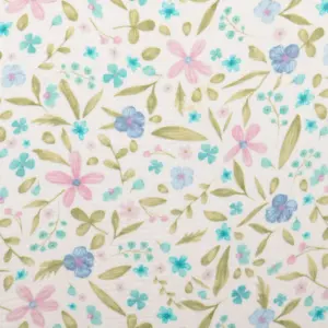 Musselin-Stoff mit bunten Blumenmustern in Rosa, Blau und Grün auf hellem Hintergrund.