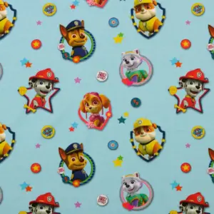 Himmelblauer Co-Jersey-Druck mit Paw-Patrol-Motiven, enthält Figuren wie Chase, Marshall, Skye und Rubble sowie bunte Sterne und Kreise.