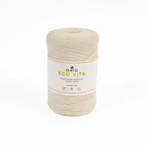 Beiges ECO VITA Tape Yarn von DMC, aus recycelten Fasern hergestellt, zeigt eine kompakte Wollrolle mit Label ECO VITA und Hinweis zu nachhaltigen Materialien