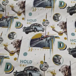 Stoffmuster mit Harry Potter Motiven, darunter das Hogwarts Express Auto und Charaktere wie Dobby, in bunten Farben und grafischen Elementen.