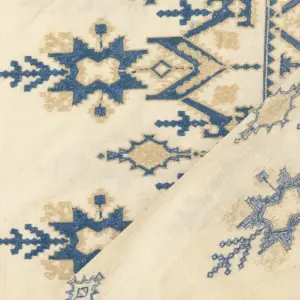Hellblaue geometrische Stickerei auf Spitze mit filigranem Muster und elastischer Haptik, für „Spitze Stoff Stickerei Geometrisch Hellblau“.