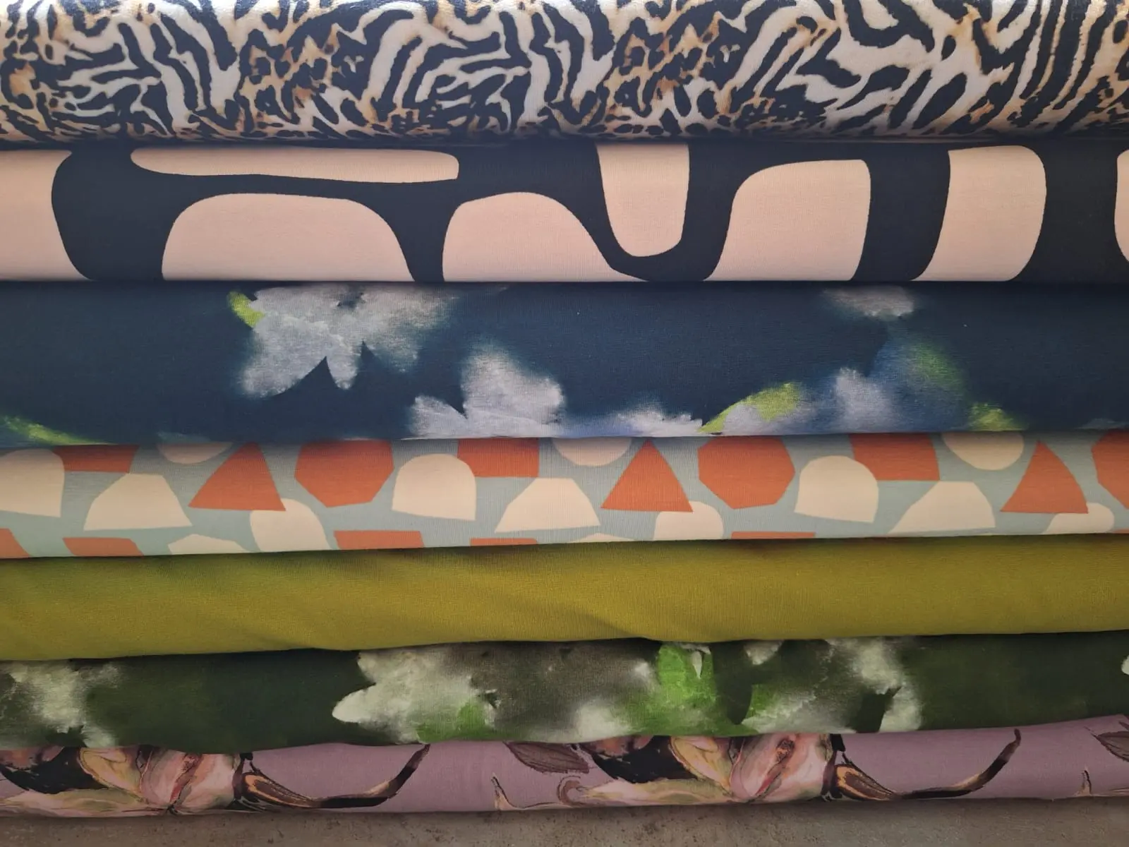 Mehrere gemusterte Baumwolljersey- und Frenchterry-Stoffe in unterschiedlichen Farben und Designs als 30-%-Angebot